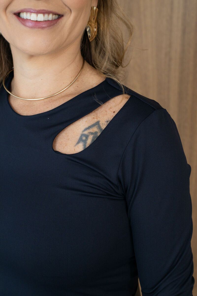 Imagem de Blusa Isis Soft de Manga Longa - Preta - Detalhe vazado com formato oval